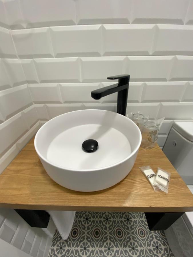 Casual Mardones 호텔 빌바오 외부 사진 A modern vessel sink