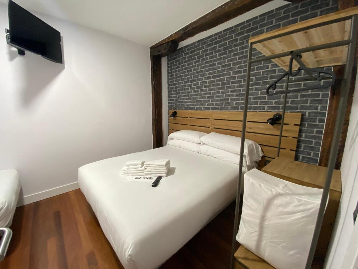 Casual Mardones 호텔 빌바오 외부 사진 A room at the hotel