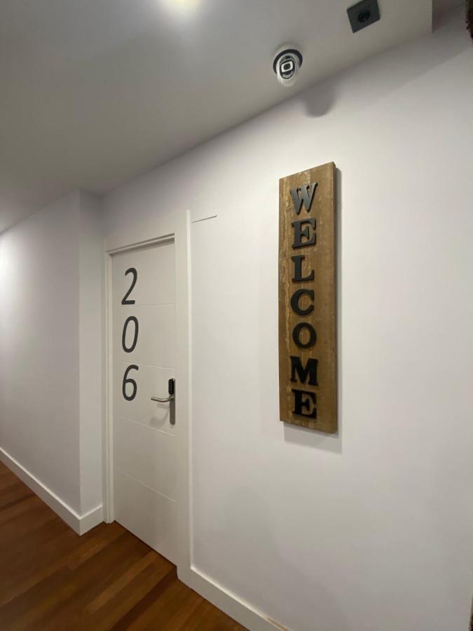 Casual Mardones 호텔 빌바오 외부 사진 A door sign