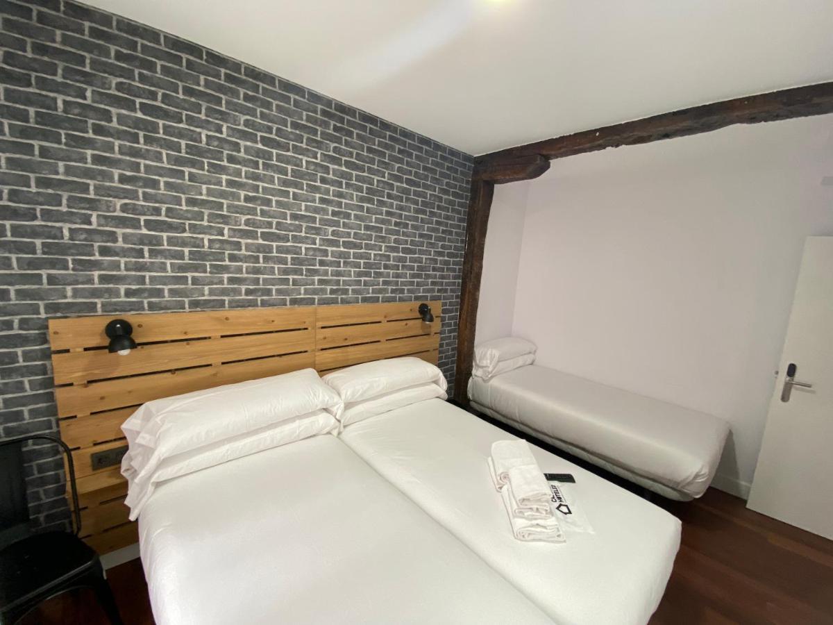 Casual Mardones 호텔 빌바오 외부 사진 A room at the hotel