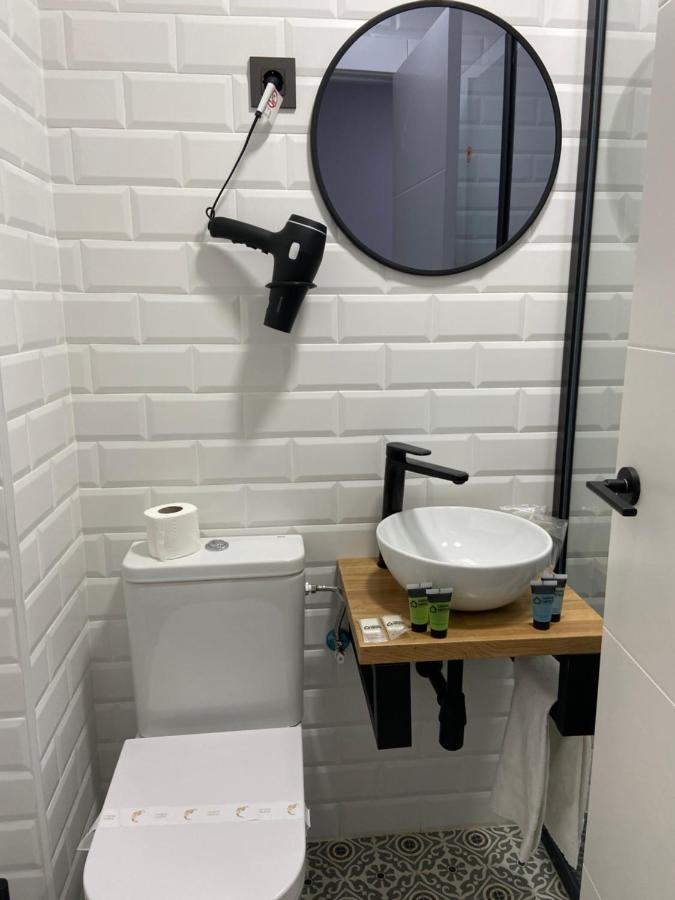 Casual Mardones 호텔 빌바오 외부 사진 Bathroom in a hotel