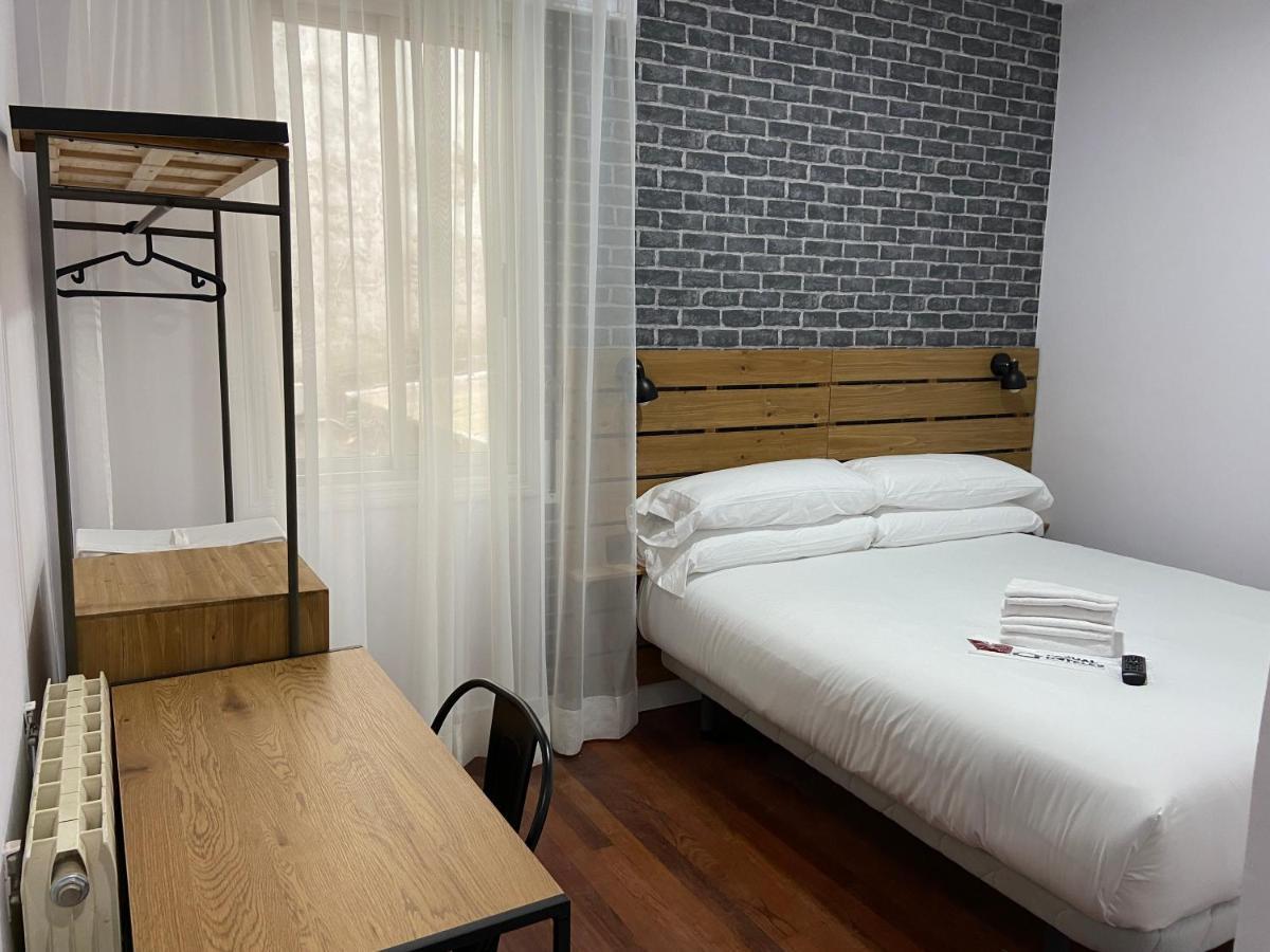 Casual Mardones 호텔 빌바오 외부 사진 A room at the hotel