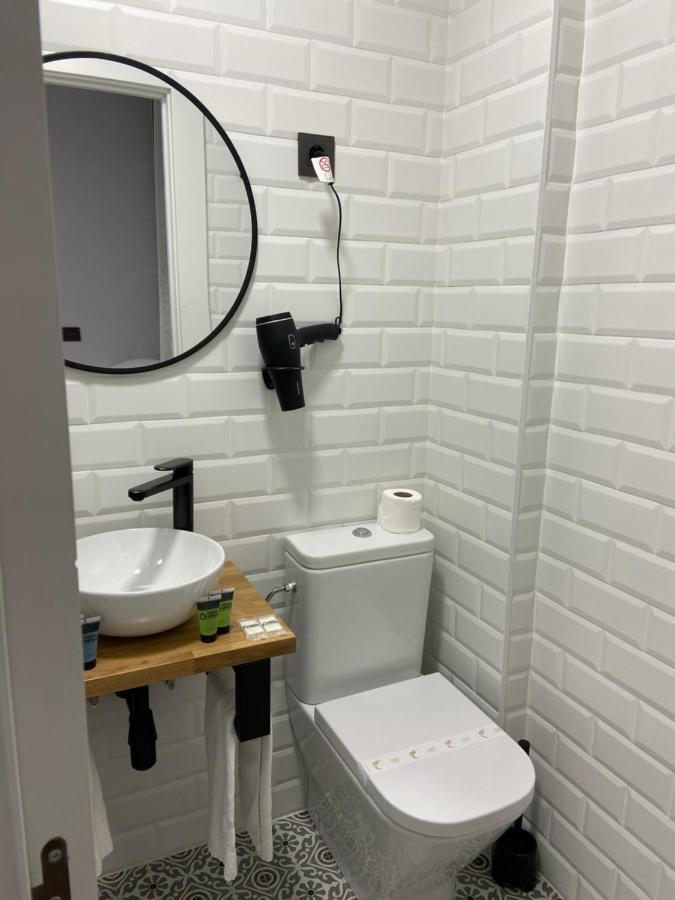 Casual Mardones 호텔 빌바오 외부 사진 Bathroom in a hotel